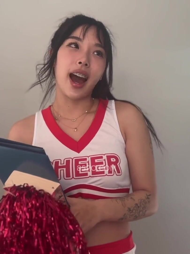 Cô gái đeo vòng tay đang quan hệ tình dục bằng miệng